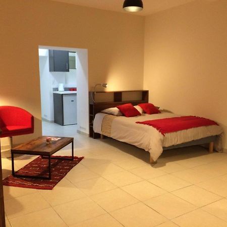Auriac-sur-Vendinelle Le Studio Du Chateau מראה חיצוני תמונה