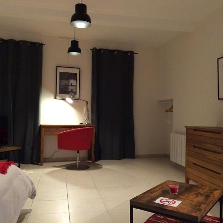 Auriac-sur-Vendinelle Le Studio Du Chateau מראה חיצוני תמונה
