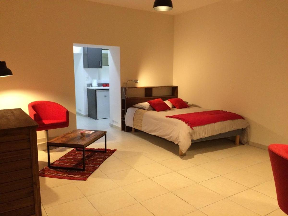 Auriac-sur-Vendinelle Le Studio Du Chateau מראה חיצוני תמונה