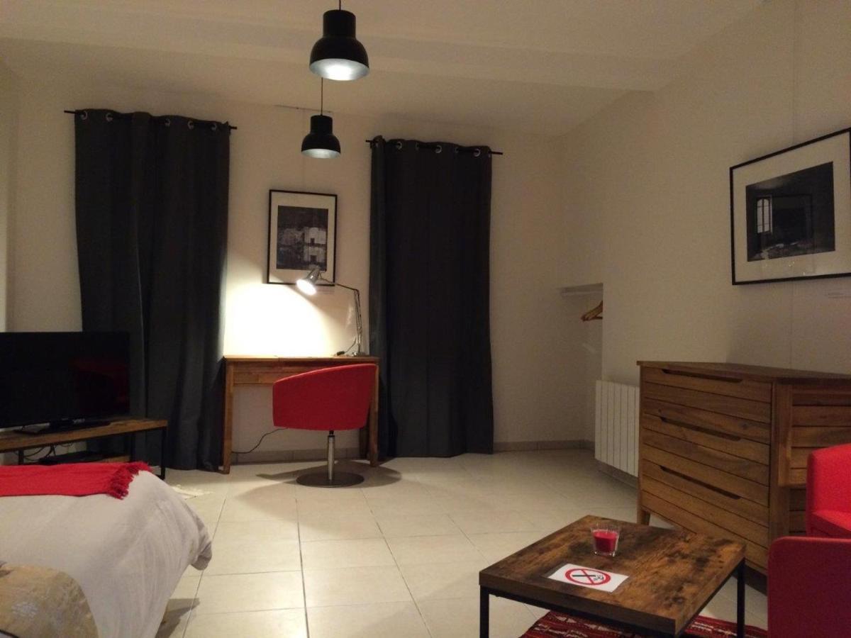 Auriac-sur-Vendinelle Le Studio Du Chateau מראה חיצוני תמונה
